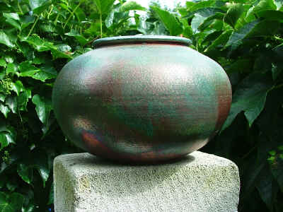 Rakuvase mit Kupferglasur